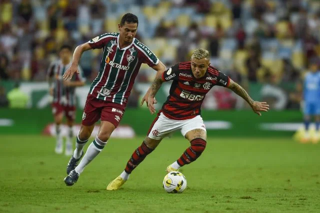 Everton Cebolinha em ação pelo Flamengo durante o jogo contra o Fluminense pelo Brasileirão de 2022