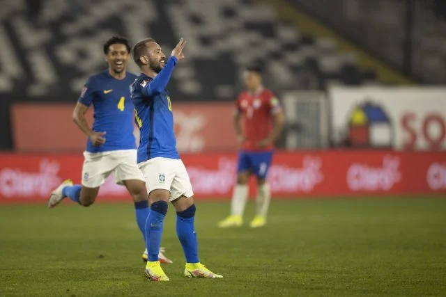 Everton Ribeiro comemora gol marcado pela Seleção Brasileira contra o Chile