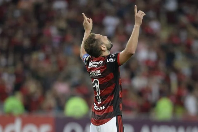 Everton Ribeiro comemora gol marcado pelo Flamengo contra o Talleres
