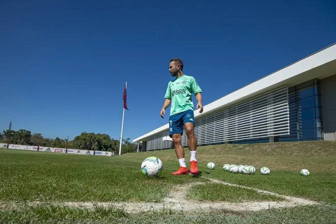 Após vitória, Everton Ribeiro avisa: “Vamos assim até o final”