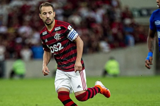 Torcida do Flamengo rasga elogios para Everton Ribeiro