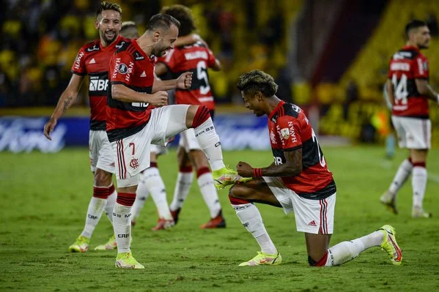 Everton Ribeiro e Bruno Henrique comemoram gol marcado pelo Flamengo contra o Barcelona de Guayaquil na Libertadores 2021
