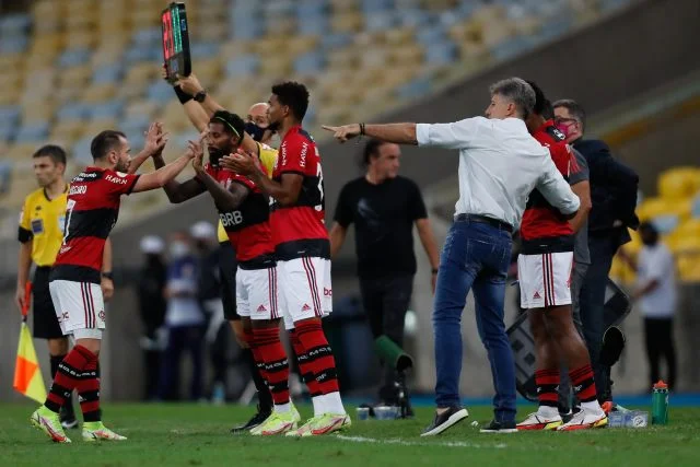 Everton Ribeiro e Rodinei em ação pelo Flamengo contra o Atlético-MG
