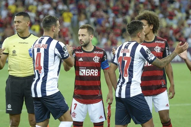 Everton Ribeiro e Willian Arão cumprimentam jogadores do Talleres antes de jogo pela Libertadores 2022