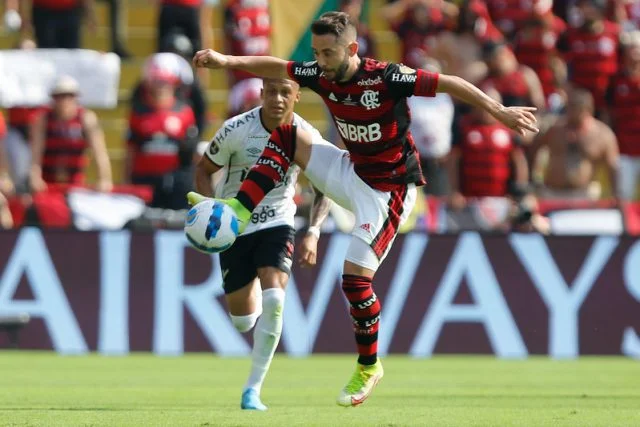 Everton Ribeiro em ação pelo Flamengo contra o Athletico-PR na final da Libertadores