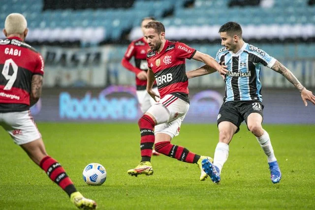 Everton Ribeiro em ação pelo Flamengo contra o Grêmio pela Copa do Brasil 2021