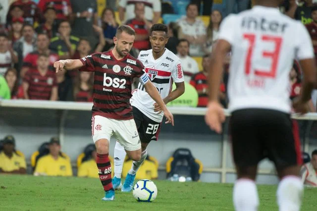 Everton Ribeiro em ação pelo Flamengo contra o São Paulo