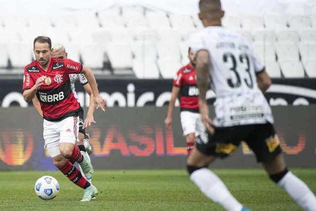 Everton Ribeiro em ação pelo Flamengo durante a partida contra o Corinthians pelo Campeonato Brasileiro da temporada de 2021