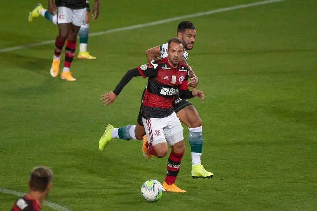 Everton Ribeiro em ação pelo Flamengo durante a partida contra o Coritiba