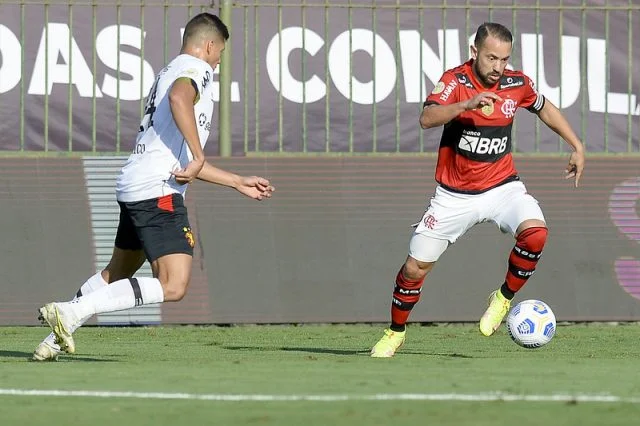 Éverton Ribeiro em ação pelo Flamengo durante a partida contra o Sport pelo Campeonato Brasileiro da temporada de 2021