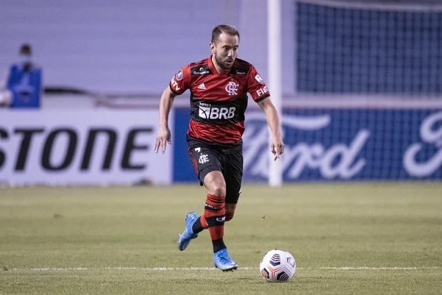 Everton Ribeiro em ação pelo Flamengo durante o jogo contra a LDU na Copa Libertadores de 2021