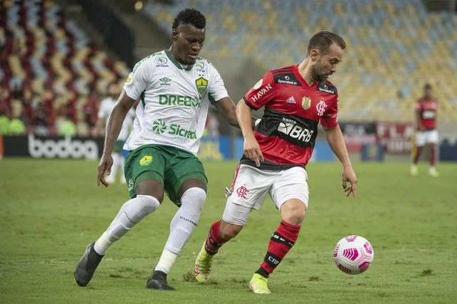 Éverton Ribeiro em ação pelo Flamengo durante o jogo contra o Cuiabá pelo Campeonato Brasileiro da temporada de 2021