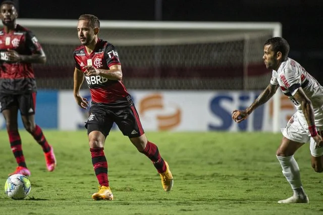 Everton Ribeiro em ação pelo Flamengo durante o jogo contra o São Paulo no Campeonato Brasileiro de 2020