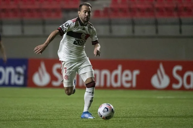 Everton Ribeiro em ação pelo Flamengo durante o jogo contra o Unión La Calera no estádio Nicolás Chahuán Nazar