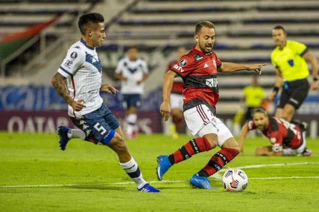 Everton Ribeiro em ação pelo Flamengo durante o jogo contra o Velez na Copa Libertadores da América de 2021