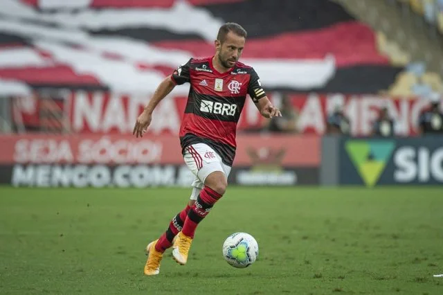 Everton Ribeiro em ação pelo Flamengo na partida contra o Fortaleza