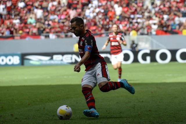 Everton Ribeiro em clássico do Flamengo contra o Botafogo pelo Brasileirão