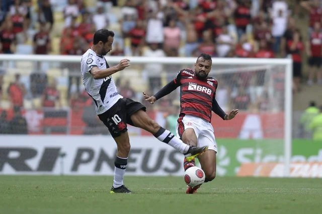 Fabrício Bruno em ação pelo Flamengo contra o Vasco na semifinal do Campeonato Carioca 2022