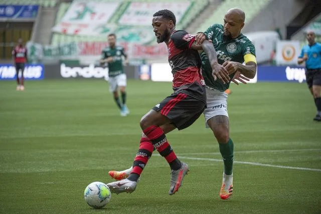 Felipe Melo e Gerson disputam a bola durante a partida entre Flamengo e Palmeiras disputada no dia 27 de setembro de 2020