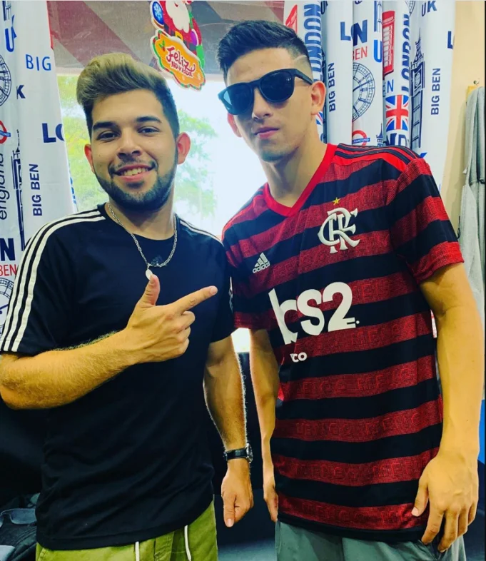 Atacante monitorado pelo Flamengo publica foto com a camisa do rubro-negro