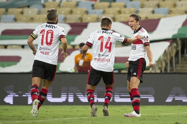 Filipe Luís comemora após marcar o primeiro gol do Flamengo no clássico contra o Fluminense