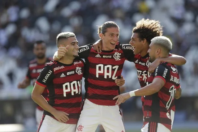 Filipe Luís comemora gol marcado pelo Flamengo em clássico contra o Vasco