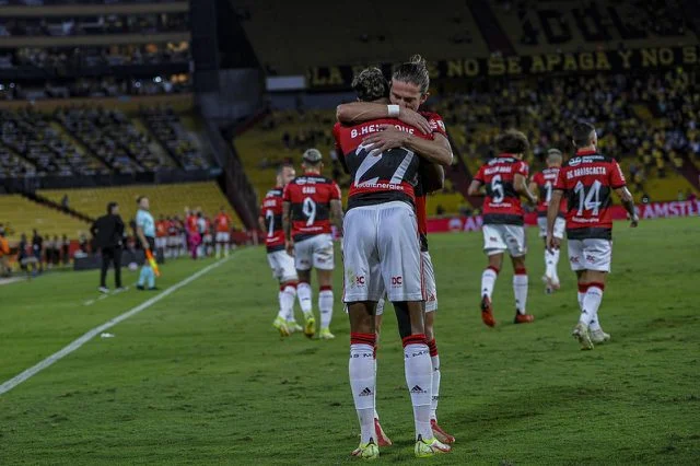 Filipe Luís e Bruno Henrique comemoram gol marcado pelo Flamengo contra o Barcelona de Guayaquil