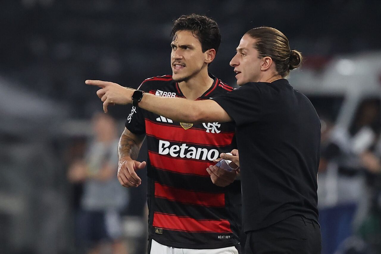Entenda como Filipe Luís manteve aproveitamento de 64% sem Pedro à disposição Filipe Luís passa instrução para Pedro