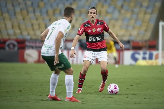 Filipe Luís em ação pelo Flamengo contra o Cuiabá no Campeonato Brasileiro 2021