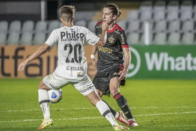 Filipe Luís em ação pelo Flamengo contra o Santos no Campeonato Brasileiro 2021