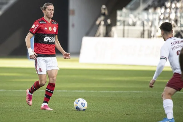 Filipe Luís em ação pelo Flamengo diante da equipe do Fluminense pelo Campeonato Brasileiro da temporada de 2021