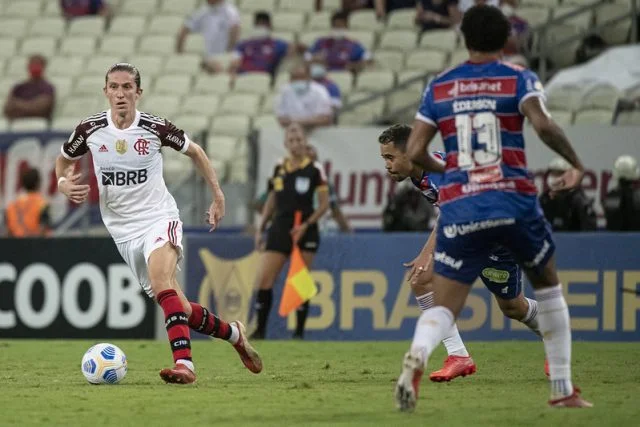 Filipe Luís em ação pelo Flamengo durante a partida contra o Fortaleza pelo Campeonato Brasileiro da temporada de 2021