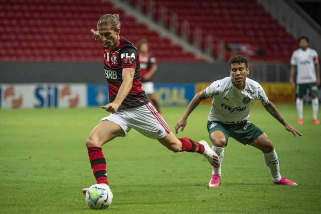 Filipe Luís em ação pelo Flamengo durante a partida contra o Palmeiras no Campeonato Brasileiro de 2020