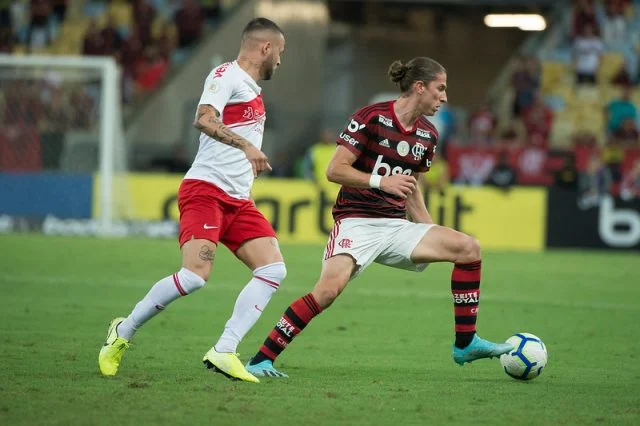 Filipe Luís em ação pelo Flamengo na partida contra o time do Internacional
