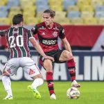 Após reclamação de Filipe Luís, atacante do Fluminense rebate lateral do Flamengo