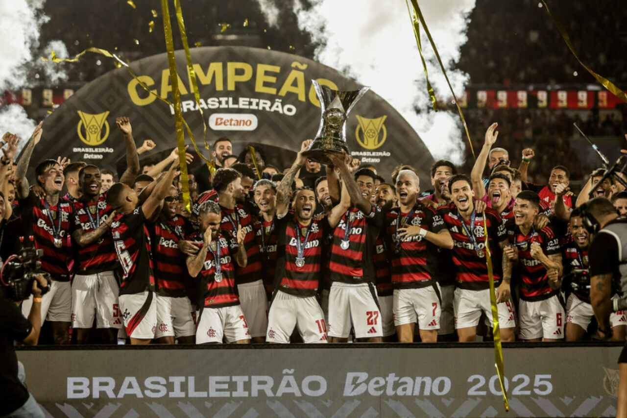 Arrascaeta, Pedro, Luiz Araújo, Samuel Lino, Bruno Henrique, Carrascal, Plata, Léo Pereira, Jorginho, Michael e Cebolinha: os jogadores do Flamengo com mais participações em gols no Brasileirão 2025 Flamengo eneacampeão do Campeonato Brasileiro