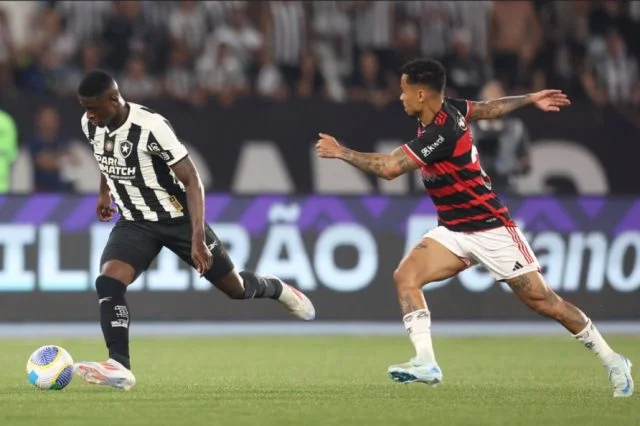Flamengo e Botafogo durante jogo no Engenhão, pelo Campeonato Brasileiro