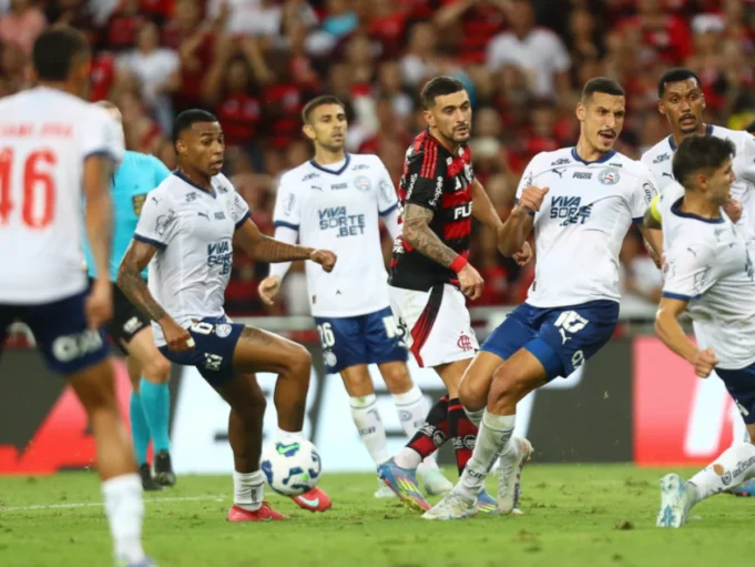 Flamengo vence o Bahia e dorme na liderança do Brasileirão