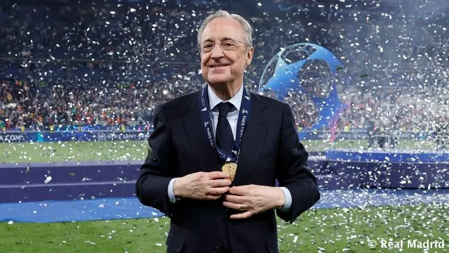 Florentino Pérez posa para foto após o Real Madrid ganhar sua 14ª Champions League