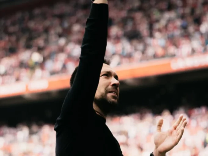 Técnico do Ajax toma atitude surpreendente após ‘pipocada’