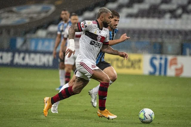 Gabi em ação pelo Flamengo durante a partida contra o Palmeiras no Campeonato Brasileiro de 2020