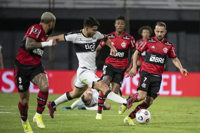 Gabigol, Bruno Henrique e Everton Ribeiro em ação pelo Flamengo contra o Olimpia na Libertadores