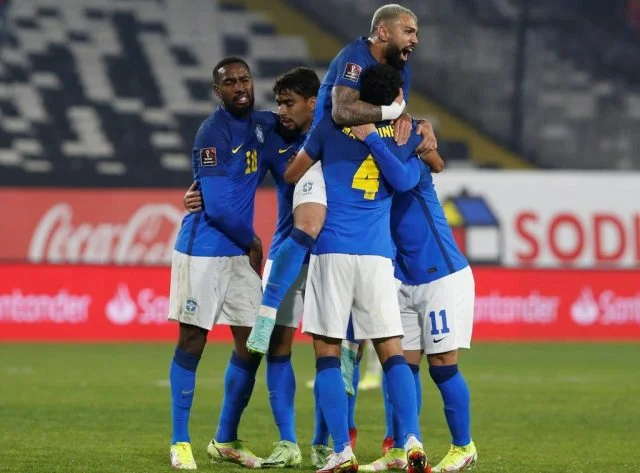 Gabigol, Lucas Paquetá e Gerson comemorando gol de Everton Ribeiro pela Seleção Brasileira