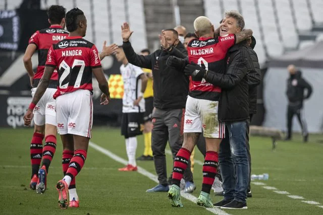 Gabigol abraçando Renato Gaúcho em jogo do Flamengo contra o Corinthians