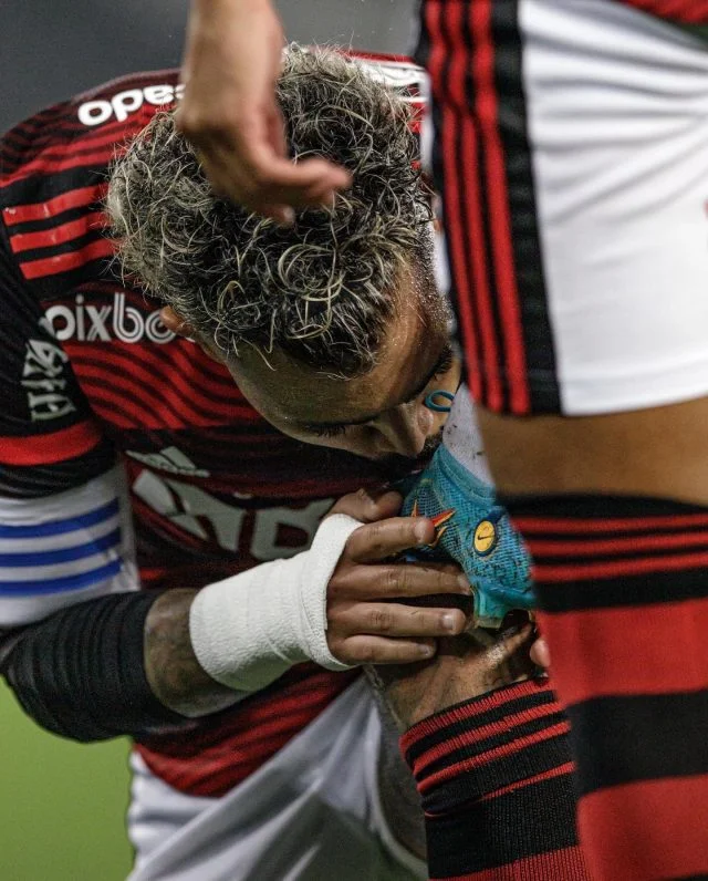 Gabigol beija chuteira de Lázaro após receber assistência em partida contra o Botafogo