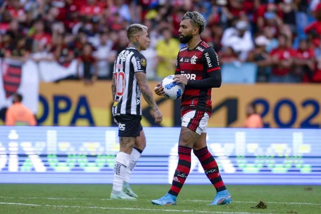 Gabigol cobra pênalti em disputa contra o Atlético-MG pela Supercopa do Brasil