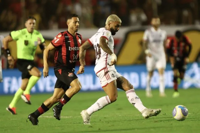 Gabigol com a camisa do Flamengo em Vitoria x Flamengo pelo Brasileirão 2024