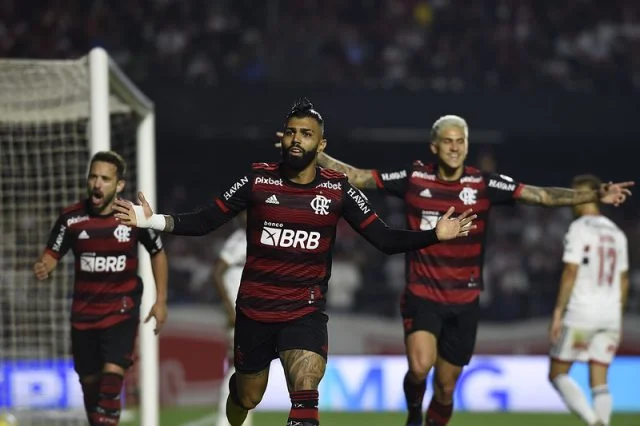 Gabigol comemora gol marcado contra o São Paulo pela Copa do Brasil