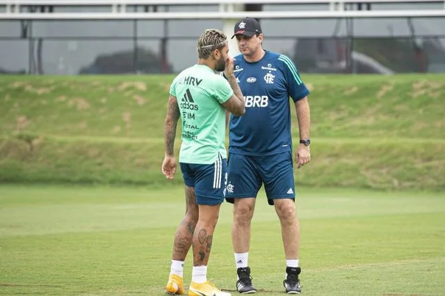 Gabigol conversa com Rogério Ceni durante um treinamento no Ninho do Urubu