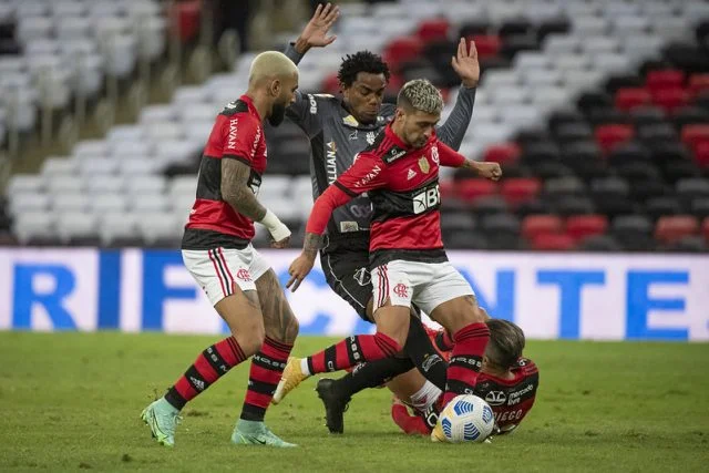 Gabigol e Arrascaeta em ação pelo Flamengo contra o ABC na Copa do Brasil